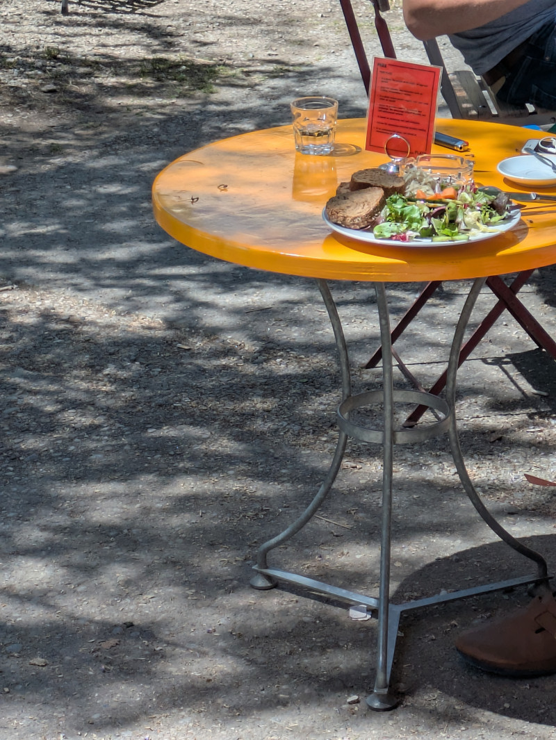 Tisch mit salat im parki