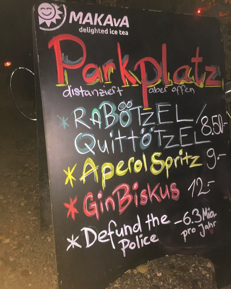 menschen vor der Buvette am Abend